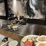 Oosaka Teppanyaki Koube Gyuu Tatara - カウンターからの鉄板