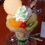 ローゼン - フルーツパフェ♪ フルーツの下には、シロップとアイスとバナナがたくさん入っていました。