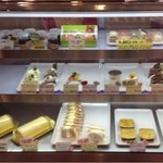 パティスリー アミューズ - 平日の夕方だったので品揃えが少ない