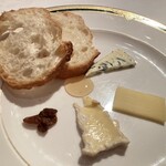 レ・シャンドール - 【チーズ】
      フランス産チーズ三種
      　※蜂蜜とレーズンが添えられていて、
      　　食べやすいチーズばかりでした❗️