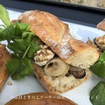 Boulangerie Queue - つぶ貝ときのこソーテーのカマンベールサンド