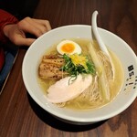 淡麗拉麺 志おん - 