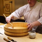 鮨 詠心 - 握りの前に目の前で酢切りされるシャリ。 これぞ職人技と思わせる一つの見せ場。