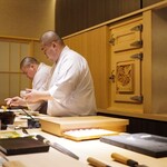 鮨 詠心 - お弟子さんとの連携も見ていて飽きない空間がつくられている。