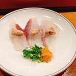 小判寿司 - カワハギ刺し
      淡白だけど旨みのある身に、真骨頂であるさらに旨みの塊の肝
      ネギともみじおろしが良いアクセントになり相性が良い