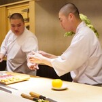 鮨 詠心 - この一瞬の連携が見逃せない瞬間。