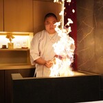 鮨 詠心 - たたきにすると共に香りを乗せていきます。