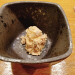 小判寿司 - あん肝
      臭みが全くなく、旨みの塊と化した肝臓
      奈良漬をカットして混ぜてある
      日本酒との相性が抜群で、舌の上の脂が日本酒で洗われて旨味となり、そこにさらに日本酒を追っかけたくなる無限ループに入る