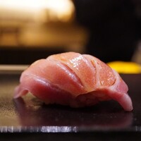 鮨 詠心 - ◇大トロ
                大トロの端の蛇腹。