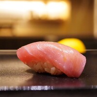 鮨 詠心 - ◇中トロ：血合いぎし
                まずはご自慢の藤田まぐろを挨拶代わりに。
                染まっていない味覚のキャンバスへ大胆にその美味さを魅せつける！