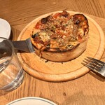 THE GRILL REPUBLIC CHICAGO PIZZA & BEER  - クラシックシカゴピザ。生地はクリスピーでカリカリ。オリーブが美味しかった。