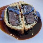 MAISON MARUNOUCHI - メイン　牛頬肉のパイ包み焼き　赤ワインソース