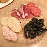カルテット - おまかせ前菜盛り合わせ「生ハム盛り合わせ・ハムとクリームチーズのパテ・ヤリイカ」２０１３年１１月