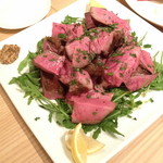 カルテット - 特別注文「牛タン丸ごと１本のコンフィ」※事前予約が必要です。のカット後。ルッコラセルバチコが敷いてあります。２０１３年１１月