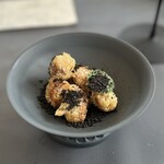 プレゼンテ スギ - ⑨森の地面（ヤマドリタケのフリット、あわび肝ソースのパウダー、ユキノシタ）