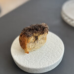 プレゼンテ スギ - ⑥本日の焼き立てパン（神奈川産2種類のトリュフとパルミジャーノを乗せたフォカッチャ、発酵バター）