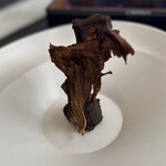 プレゼンテ スギ - ㉒里山の音と香り（蕗の薹入りガトーショコラのペースト、パリパリに焼き上げたトレビス）