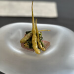 プレゼンテ スギ - ⑩からの恵み（青首レバーのコンフィ、ニラと新生姜のソース、大根鞘の糠漬けソテー）