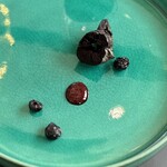 プレゼンテ スギ - ⑯人参の向こう側（焼き芋のように変質した人参、発酵ブルーベリー、エスプレッソと発酵ブルーベリーのソース）