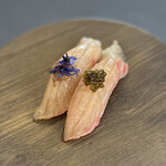 プレゼンテ スギ - ⑮杉寿司（鰹の魚醤でGVした天然しまあじヅケ、N25キャヴィア、しまあじ肝ソース）