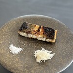 プレゼンテ スギ - ⑦印旛産養殖うなぎ（乾燥させて肝ソースを塗りながら薪焼き、山わさび、勝浦塩スーパームーン