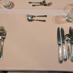 ラ・プーラルド - 昔ながらのズラリと並ぶナイフフォーク