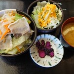 食事処　七福 - ミニ肉温野菜丼朝食(油揚げとわかめと長葱の味噌汁、サラダ、お新香付き\580)