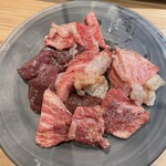 Yakiniku 名もなき名店へ 一切入魂一枚売り焼肉 - 