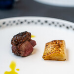 プレゼンテ スギ - 2023.12 冬の恵み（青首胸肉ソテーのナッツ入り赤ワインソース炙り乗せ、いちじくの葉オイル、鴨脂ソテーの長葱）