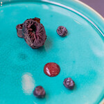 プレゼンテ スギ - 2023.12 人参の向こう側（焼き芋のように変質した人参、発酵ブルーベリー、エスプレッソと発酵ブルーベリーのソース）