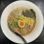 Shintokushima ramen marutoku ramen - 少し波打つ中細〜中太麺