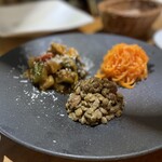 osteria SANZOKU - ラタトゥーユ、キャロットラペ、レンズ豆