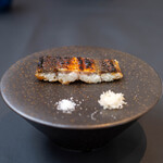 プレゼンテ スギ - 2023.12 印旛産養殖うなぎ（乾燥させて肝ソースを塗りながら薪焼き、山わさび、勝浦塩スーパームーン）