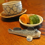 花月 - 可愛いハゼの箸置き。料理も素朴です。