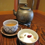 花月 - デザートのヨーグルト＆お茶の鉄急須