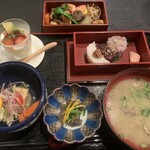 Meshiya Midu - 2段のお重　上段に煮物や焼き物　下段は黒米と白米のご飯