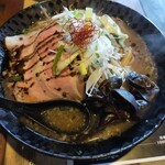 麺屋 燦鶴 - ふわりと浮く背脂の甘みと旨味が染みる美味しさ