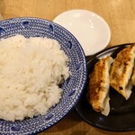ちゃーしゅうや 武蔵 万代店 - レベチなライス(白飯)。餃子の美味しさが引き立つ。