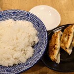 ちゃーしゅうや 武蔵 - レベチなライス(白飯)。餃子の美味しさが引き立つ。