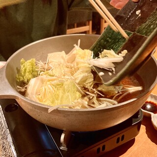 吟醸マグロ - 出汁しゃぶしゃぶ鍋に野菜を投入