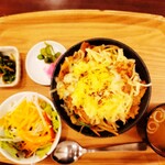 レストラン　ロータスカフェ - 旨辛チーズ豚カルビ丼セット（1,200円）