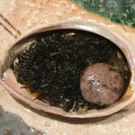 分とく山 - 鮑が海苔ソースに埋まっています。丸いのはキノコをお餅に練り込んだもの。美味しいしか言えなかった。おかわりしたいくらい。