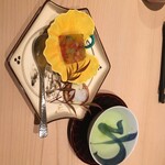 分とく山 - デザートはフルーツ寄せ（左）とりんごとナッツがモナカに乗ったもの（右）左はプルン。右はサックサク。