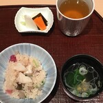 分とく山 - 炊き込みご飯。ここには入っていないけど人参の橙色も綺麗でした。