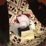 分とく山 - お刺身。マグロとヒラメ。
      手前は湯葉、黒いのは蒟蒻。玉ねぎも甘くて美味。