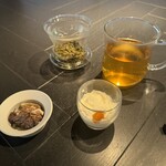 Cha tei - 杏仁豆腐と干し葡萄とピーカンナッツ｡ジャスミン茶もなかなかのお値段｡