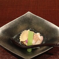 分とく山 - 黒胡麻ソースの中にホタテと蛤と百合根。百合根はお久しぶりで嬉しかったな。