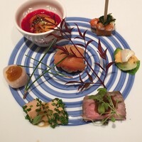 分とく山 - 串を立てたものから時計回りにエビ。芽キャベツ。ローストビーフ…ごぼうに乗ってます。あん肝ポン酢。カキをカブで巻いたもの。ビーツソースにウニ。中央は赤貝。器にビーツの赤が映えて綺麗なのなんの。
                    