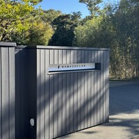 茶亭 - 敷地への入口はモダン