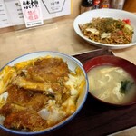 りょうま - 料理写真:カツ丼 700円(税込)。
ソース焼きそば 650円(税込)。